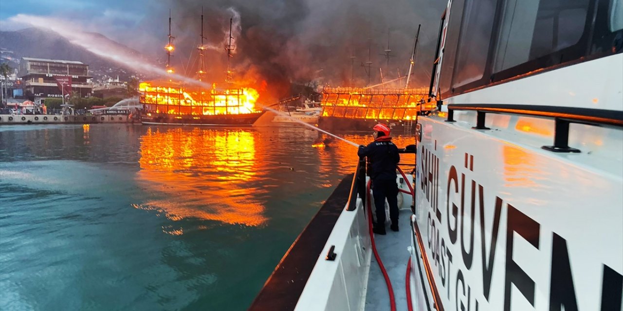 GÜNCELLEME - Alanya Balıkçı Barınağı'nda demirli iki tur teknesi yandı