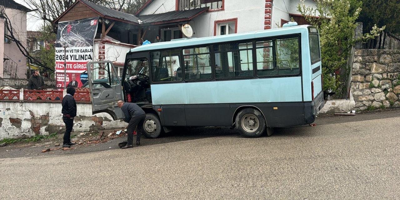 Karabük'te bahçe duvarına çarpan minibüsteki 5 yolcu yaralandı