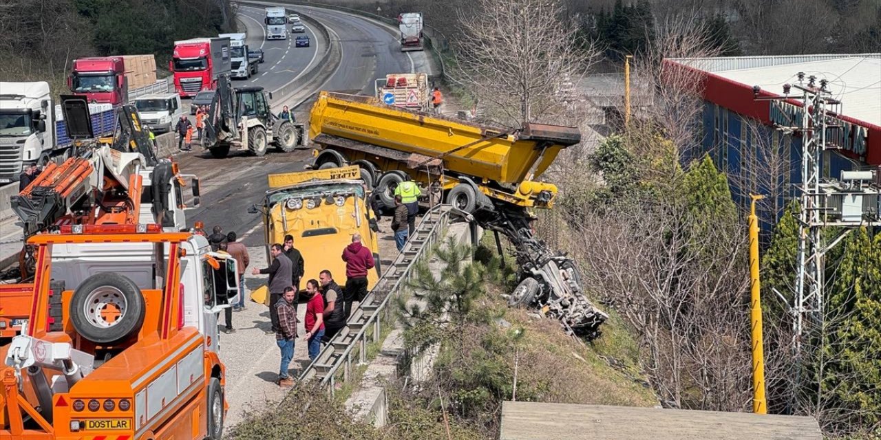 Sakarya'da bariyere çarpan tır ulaşımı aksattı