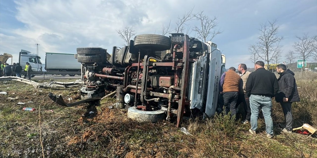 Arnavutköy'de devrilen hafriyat kamyonunun sürücüsü yaralandı