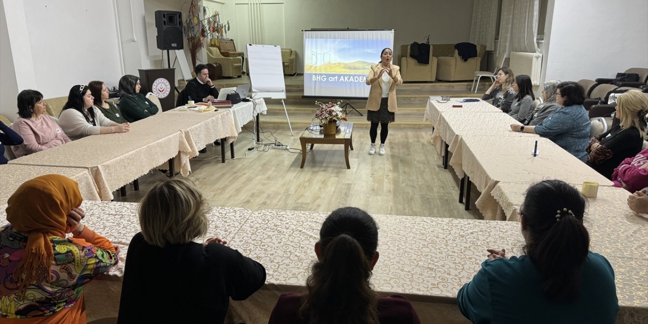 Edirne'de çocuk evleri sitesinin bakıcı annelerine yönelik eğitim