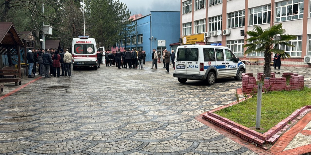 Karabük'te bıçaklı kavgada 3 lise öğrencisi yaralandı