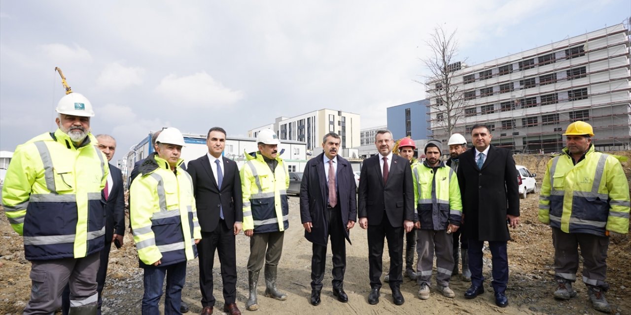 Milli Eğitim Bakanı Tekin Esenyurt'taki lise kampüsü inşaatında incelemede bulundu