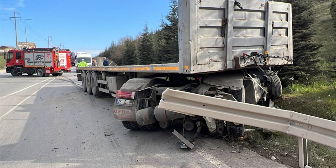 Kocaeli'de su tahliye kanalına devrilen tırın sürücüsü yaralandı