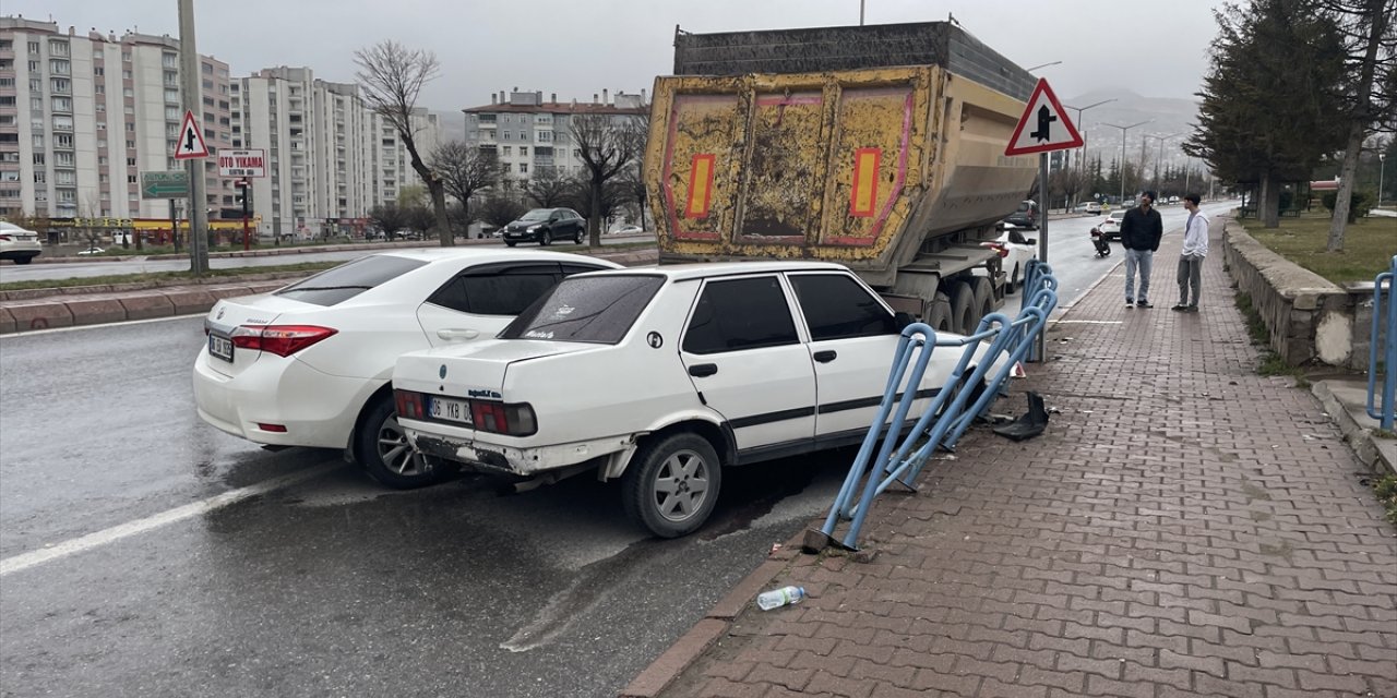 Kayseri'de dorseye çarpan iki otomobildeki 5 kişi yaralandı