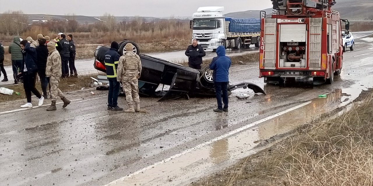 Ağrı'da takla atan otomobildeki 2 kişi yaralandı