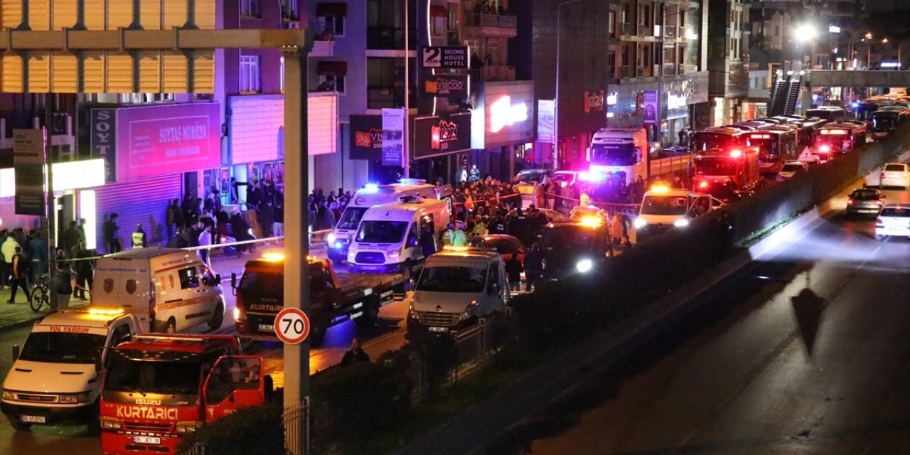 İzmir'de 5 otomobil ile skuterin karıştığı kazada 2 kişi öldü, 7 kişi yaralandı