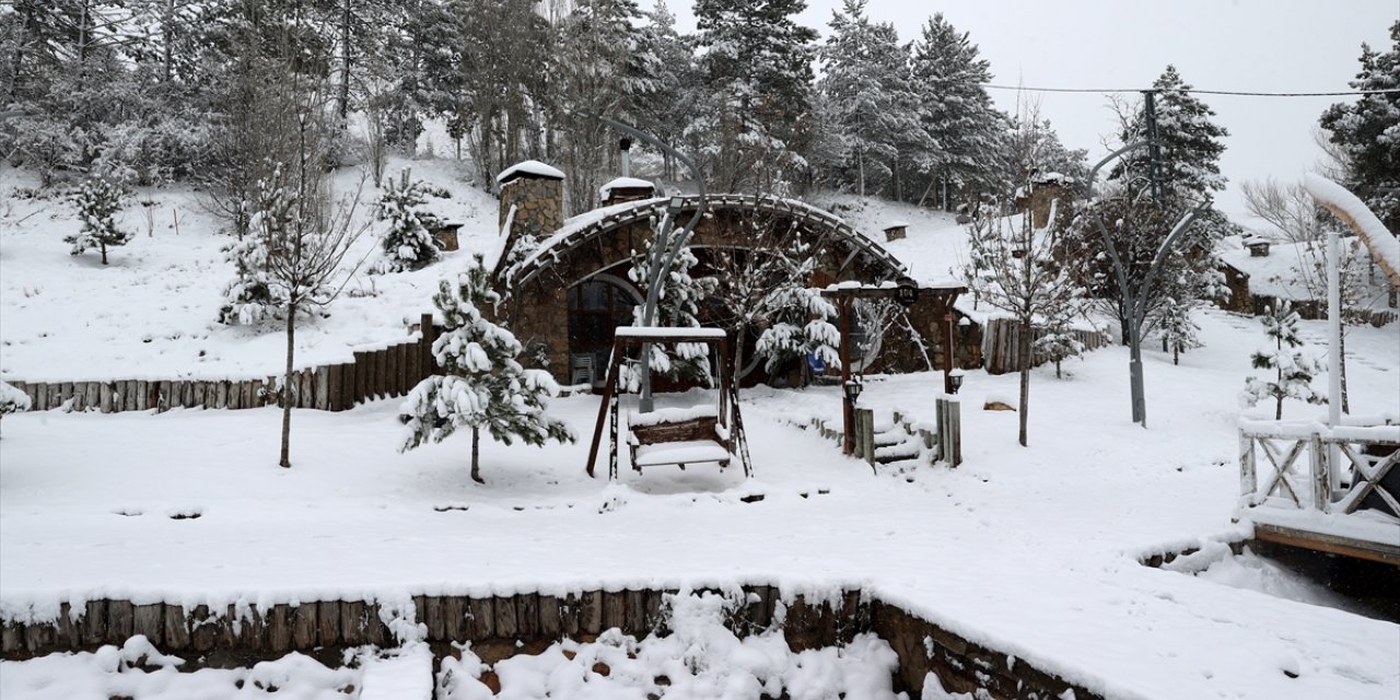 Sivas'ta kar ve tipi nedeniyle 109 köy yolu ulaşıma kapandı
