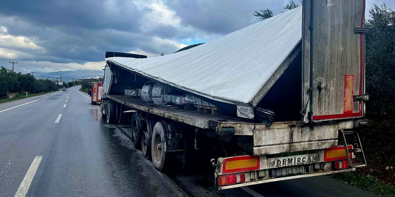 Bursa'da tır ile midibüsün çarpıştığı kazada 8 kişi yaralandı