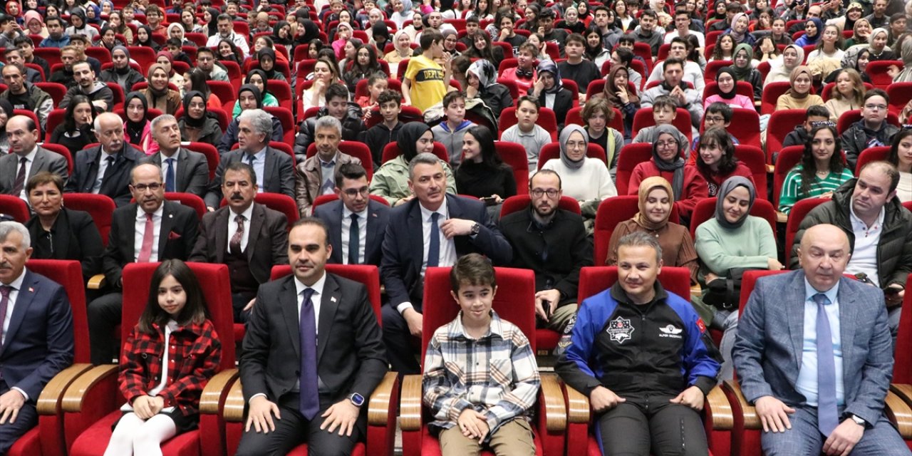 Sanayi ve Teknoloji Bakanı Kacır, Kahramanmaraş'ta gençlerle buluştu: