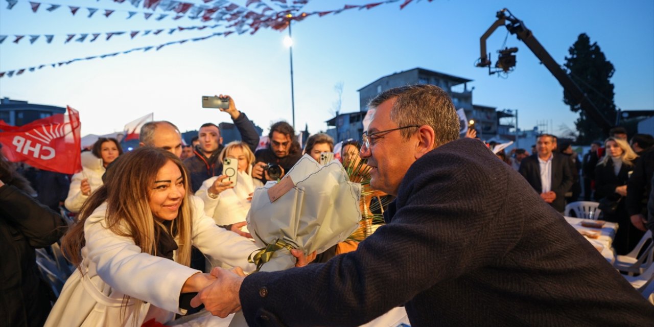 CHP Genel Başkanı Özel, İzmir'de halk buluşması ve iftar programlarına katıldı: