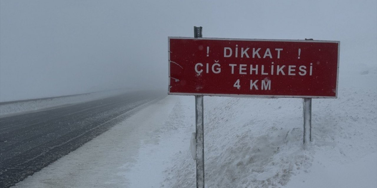 GÜNCELLEME - Çığ nedeniyle kapanan Ardahan-Artvin kara yolu ulaşıma açıldı