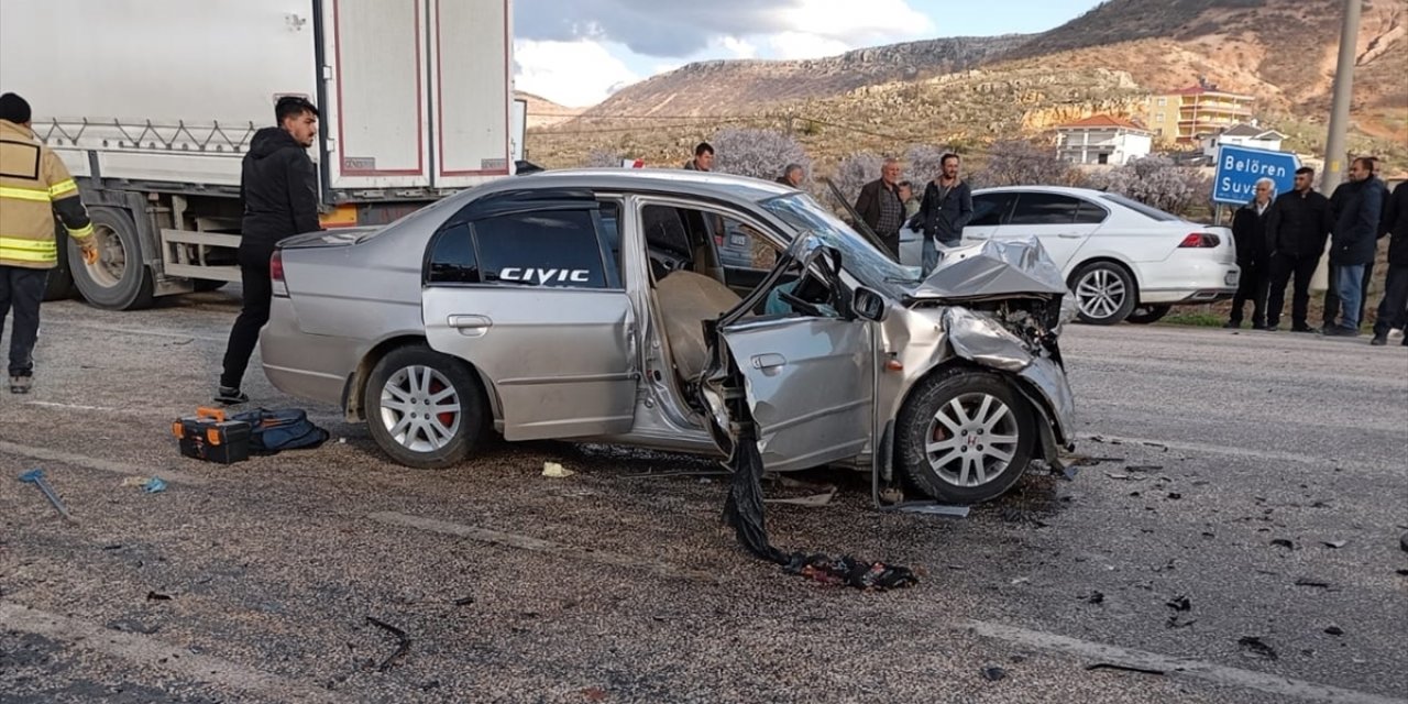 Adıyaman'da iki otomobil çarpıştı 1 kişi öldü