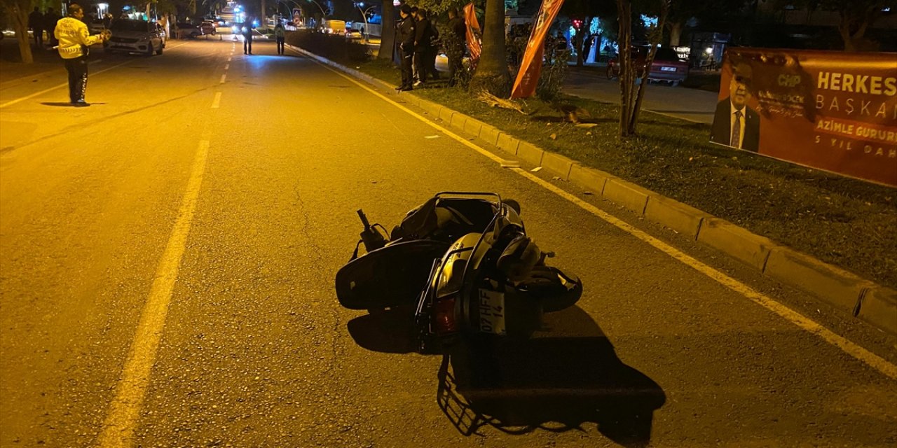 Antalya'da motosikletin yayaya çarptığı kazada 2 kişi ağır yaralandı
