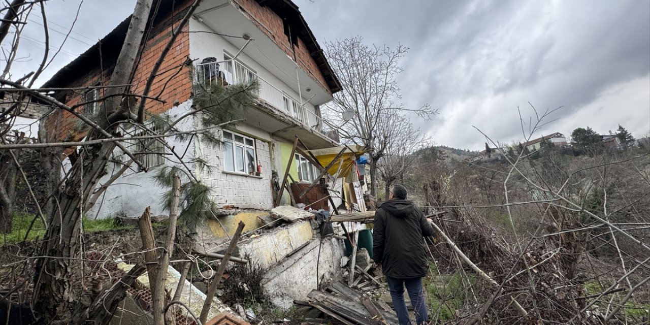 Karabük'te heyelan nedeniyle 2 katlı müstakil ev boşaltıldı