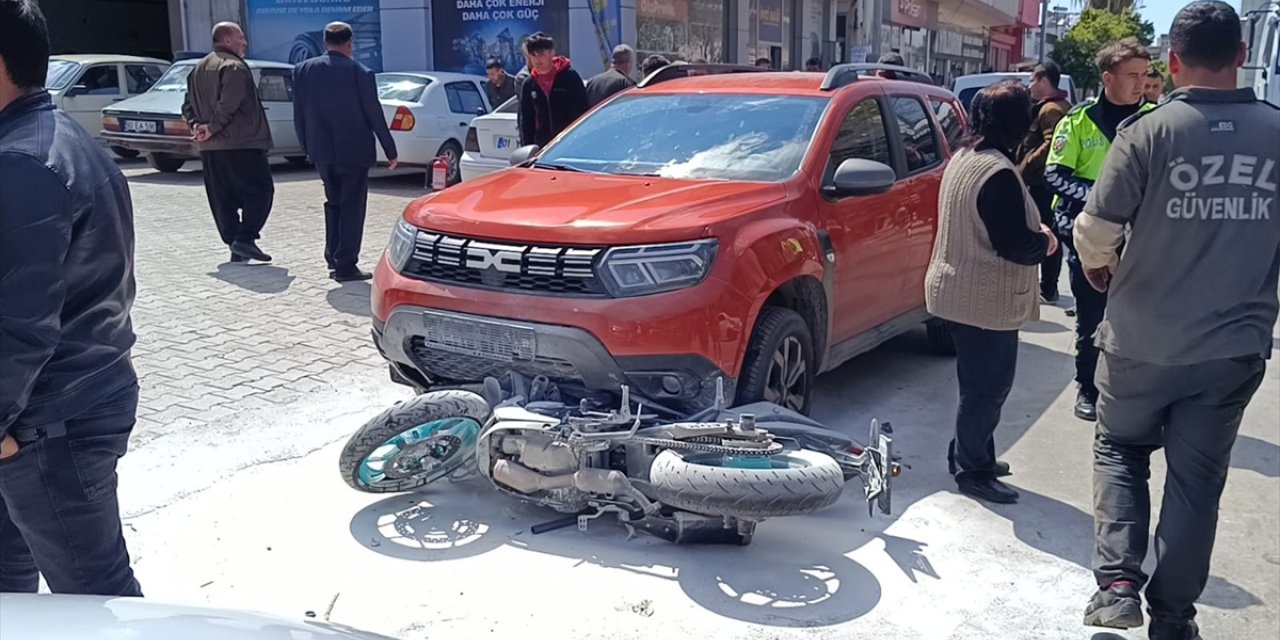 Adana'da motosikletin 2 otomobille çarpışması güvenlik kamerasında