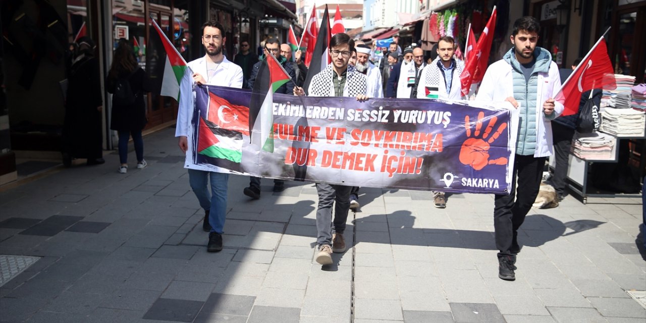 Sakarya'da hekimler ve sağlık çalışanları Gazze için "sessiz" yürüyüşlerini sürdürdü