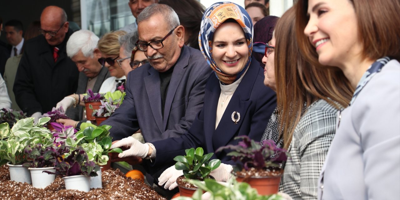 Aile ve Sosyal Hizmetler Bakanı Göktaş, huzurevi sakinleriyle çiçek dikti: