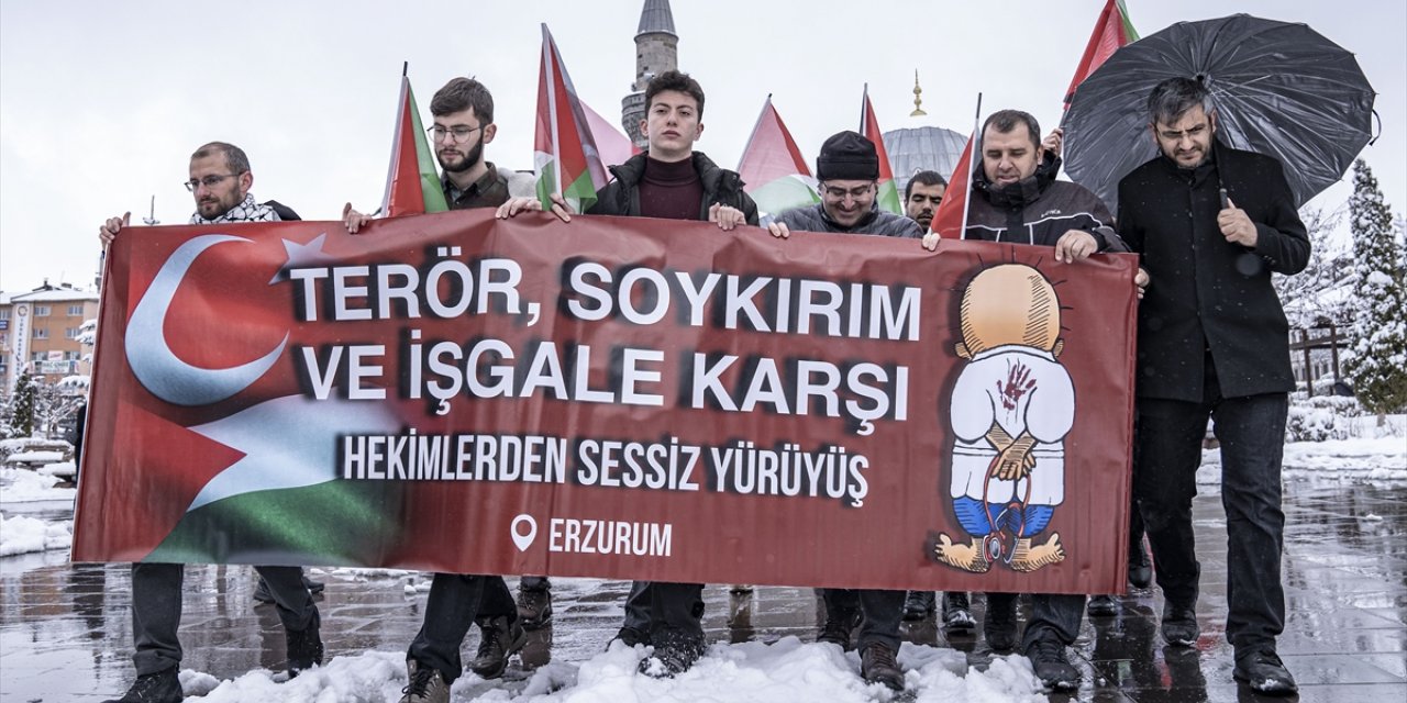 Erzurum'da sağlıkçılar kar yağışı altında Gazze için "sessiz yürüyüş" gerçekleştirdi