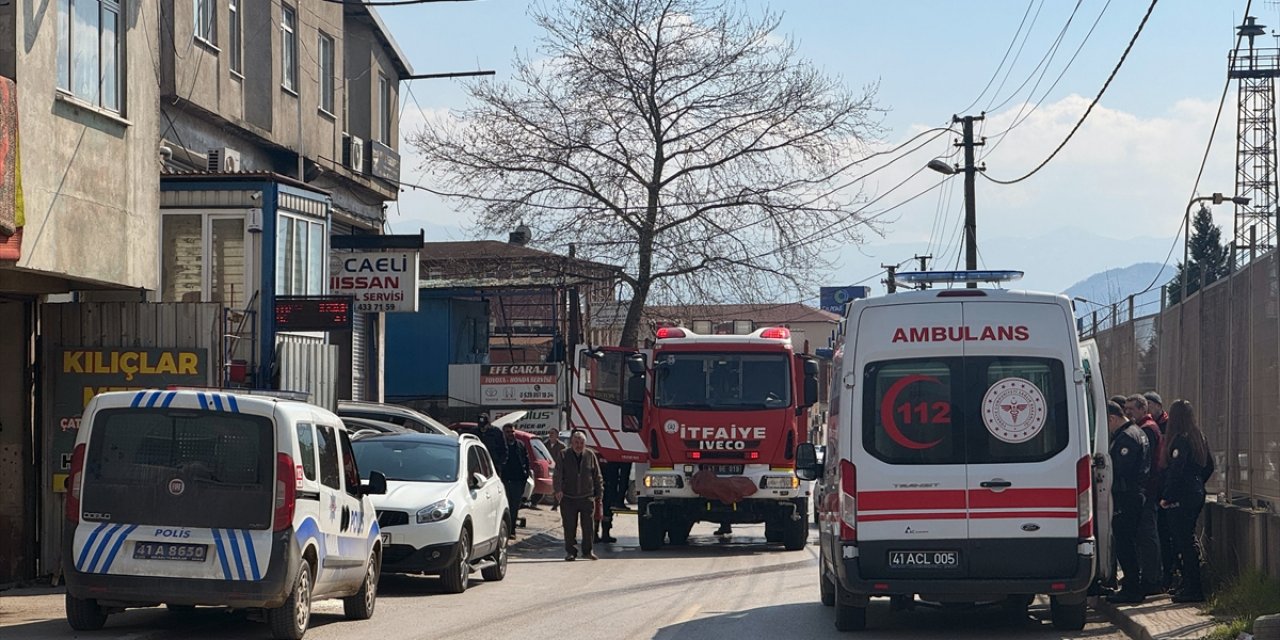 Kocaeli'de iş yerinde çıkan yangında 4 kişi dumandan etkilendi