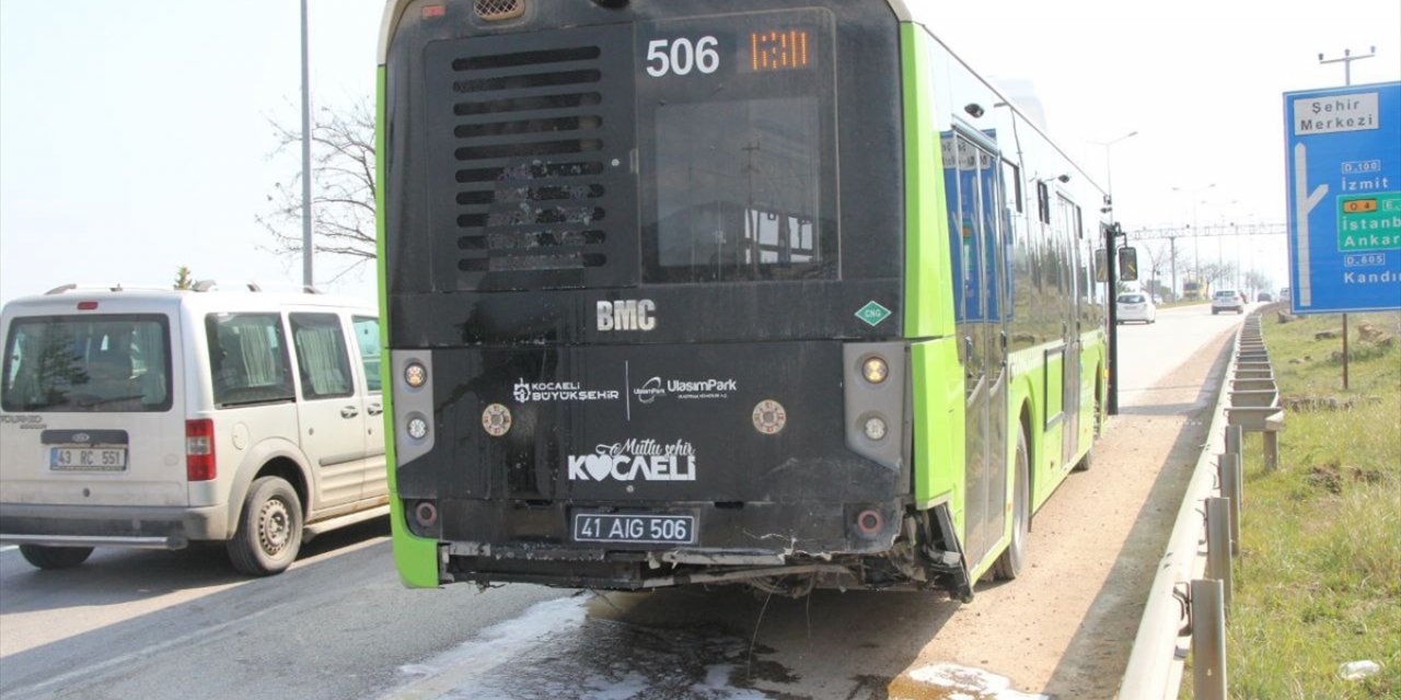 Kocaeli'de belediye otobüsüyle çarpışan otomobilin sürücüsü yaralandı