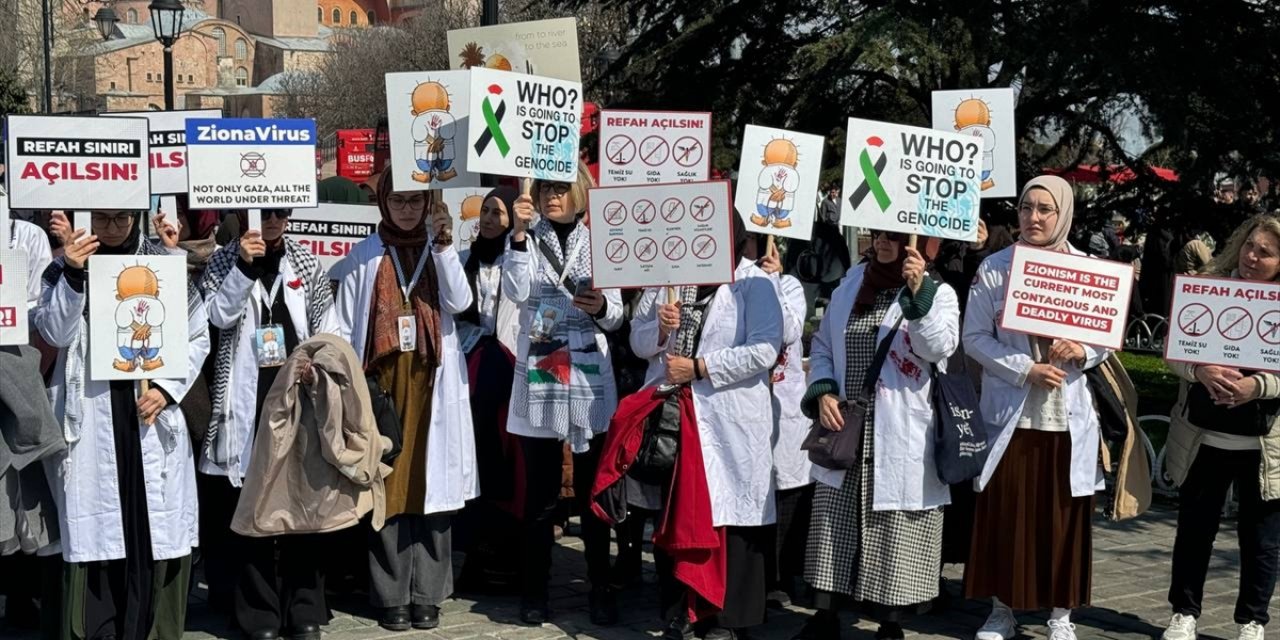İstanbul'da hekimler Gazze'ye destek için "sessiz yürüyüş" düzenledi