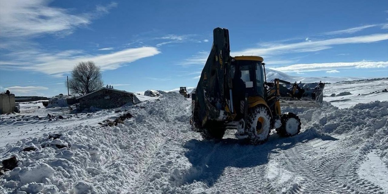 Kars'ta kar ve tipi nedeniyle yolda mahsur kalan 4 araç kurtarıldı