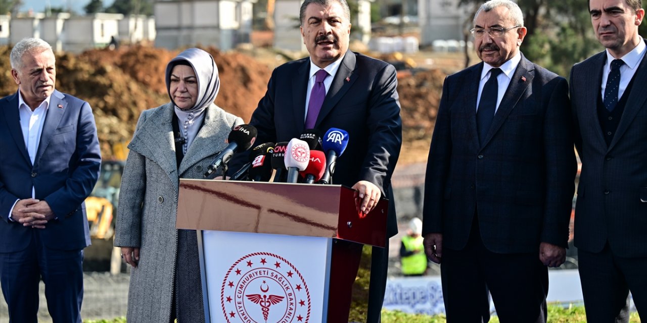 Sağlık Bakanı Koca, "Sancaktepe Şehir Hastanesi" inşaatında incelemelerde bulundu: