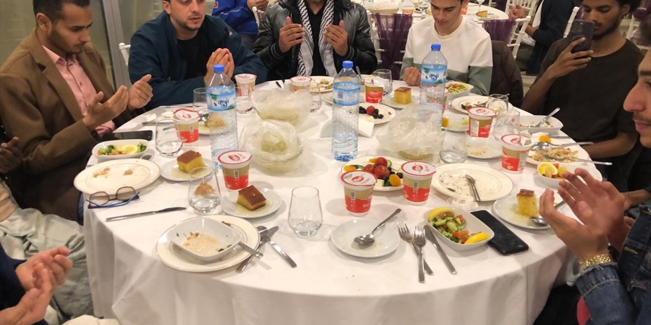Deniz Feneri Derneğinden Antalya'daki Filistinli ve Afrikalı öğrencilere iftar
