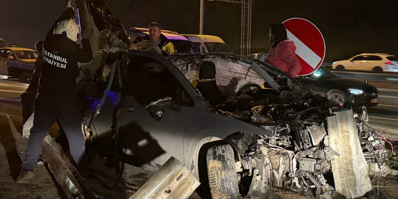 Gaziosmanpaşa'da bariyerlere çarpan otomobilin sürücüsü ağır yaralandı