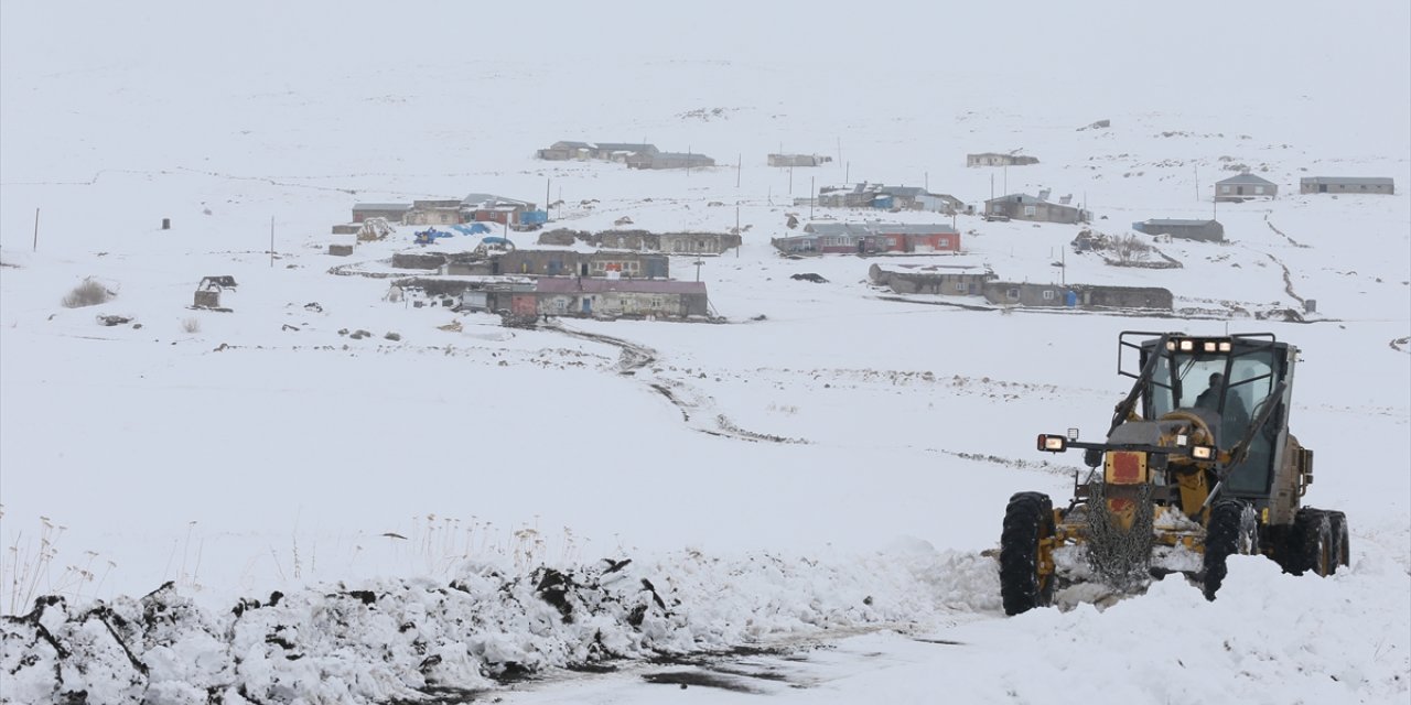 Kars'ta özel idare ekiplerinin baharda karla mücadele mesaisi devam ediyor