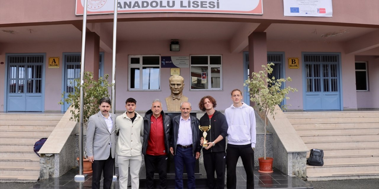 Lise futbol takımının hedefi, dünya kupasını 3. kez Trabzon'a getirmek