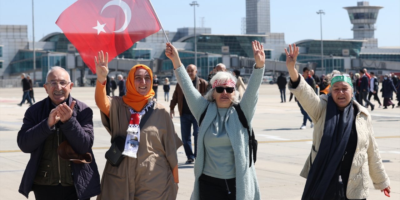 AK Parti'nin "Yeniden Büyük İstanbul Mitingi" için katılımcılar alana gelmeye başladı