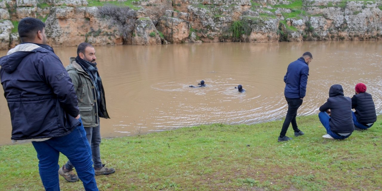 Şanlıurfa'da dereyi geçerken yükselen suya kapılan çocuğu arama çalışmaları sürüyor