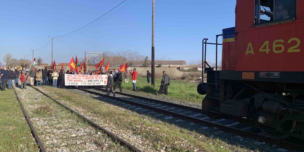 Yunanistan'da eylemciler NATO'ya ait tankları taşıyan treni durdurdu