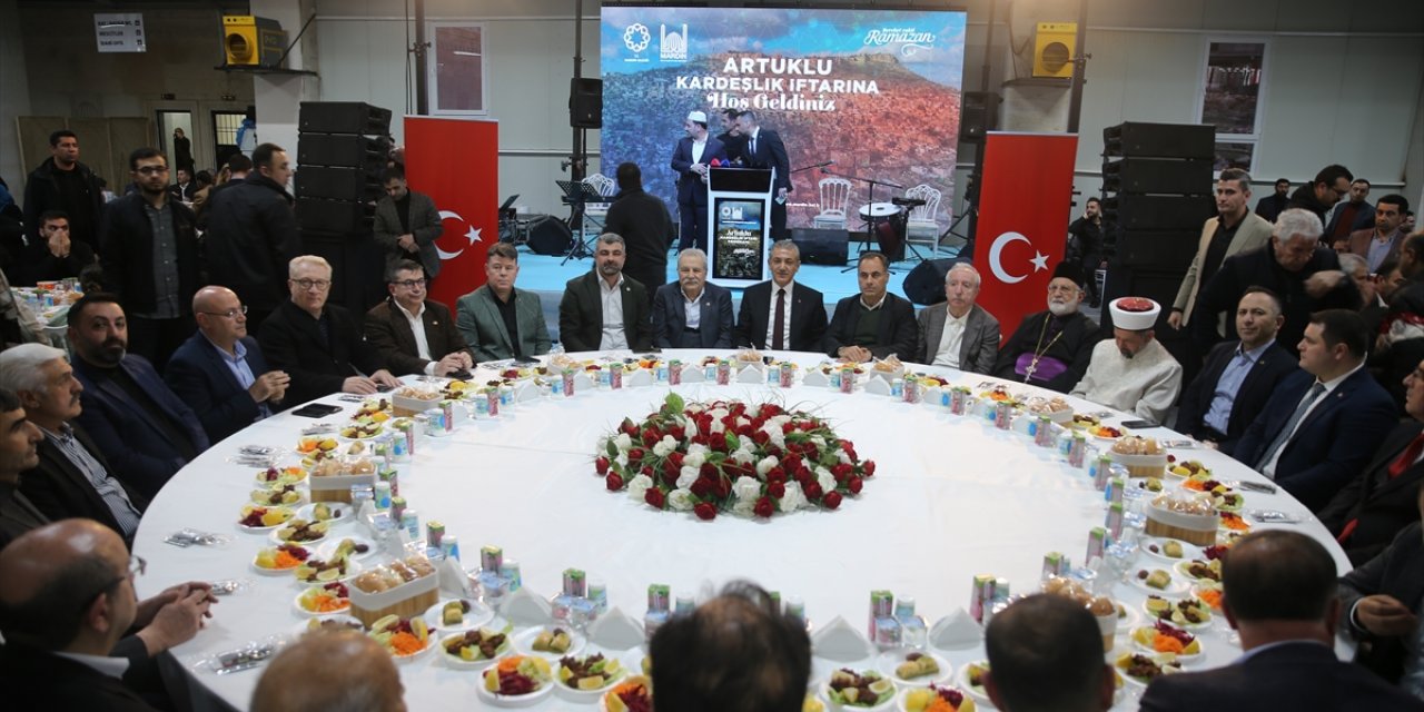 Mardin'de farklı inanç gruplarının temsilcileri iftarda buluştu