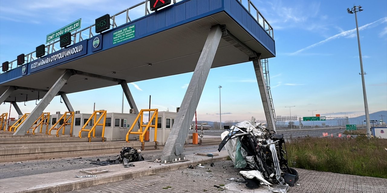 Kocaeli'de otoyol gişelerine çarpan otomobilin sürücüsü ağır yaralandı