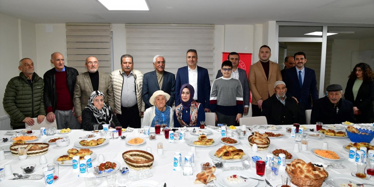 Ardahan Valisi Hayrettin Çiçek, huzurevi sakinleriyle iftar yaptı