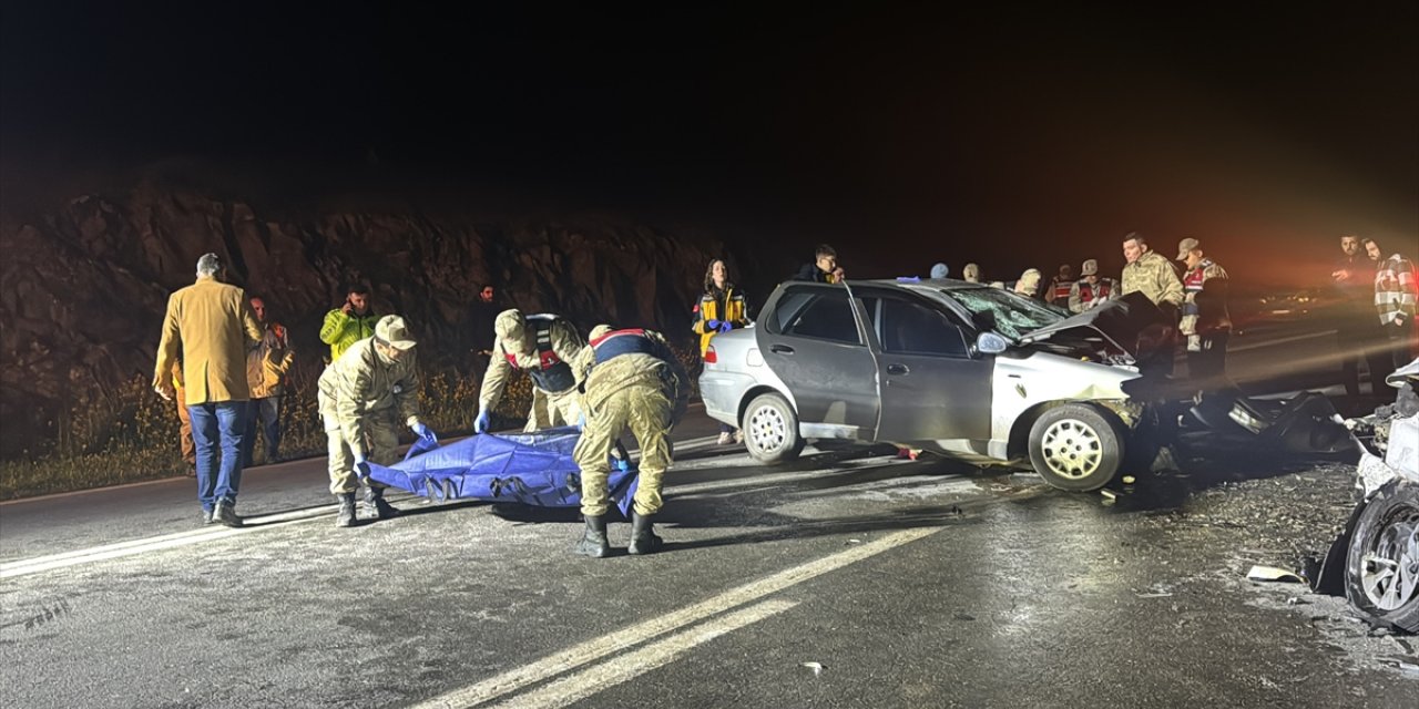 Gaziantep'te iki otomobilin çarpıştığı kazada 2 kişi öldü, 5 kişi yaralandı