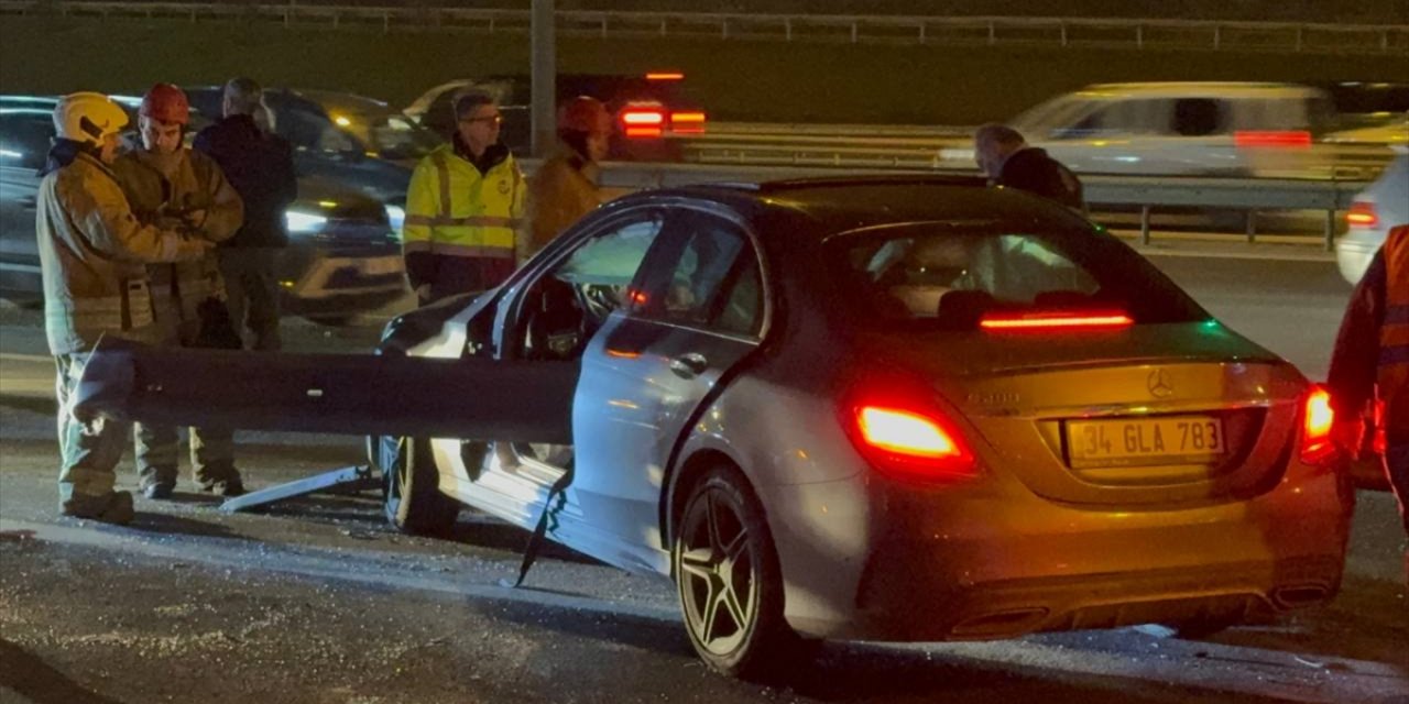 TEM Otoyolu'nda bariyerlere çarpan otomobildeki sürücü öldü, bir kişi de ağır yaralandı