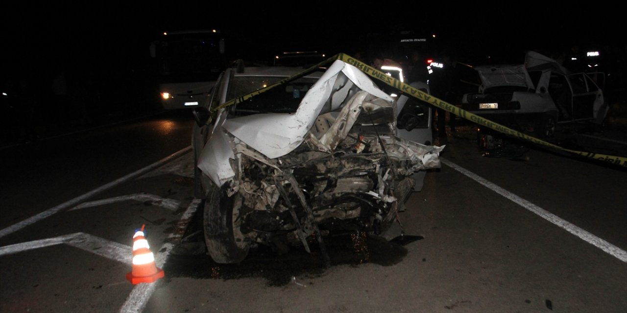 Antalya'da zincirleme trafik kazasında 3 kişi hayatını kaybetti