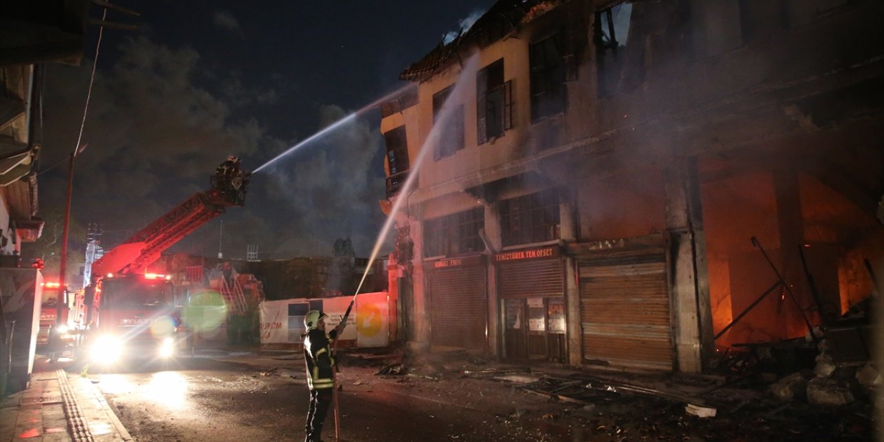Hatay'da 2 katlı metruk binada çıkan yangın söndürüldü