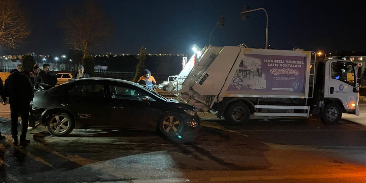 Çorum'da otomobil kırmızı ışıkta bekleyen araçlara çarptı, 5 kişi yaralandı