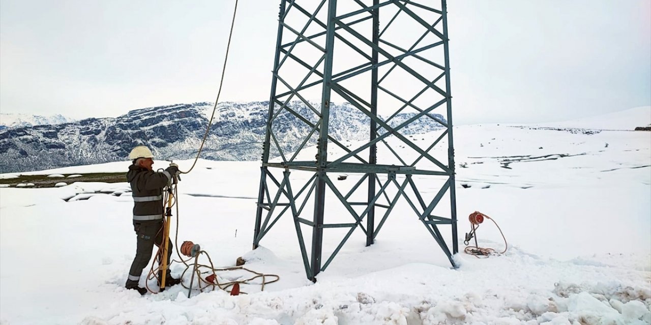 Siirt'te hava muhalefetinin neden olduğu, 12 köyü etkileyen elektrik arızası giderildi