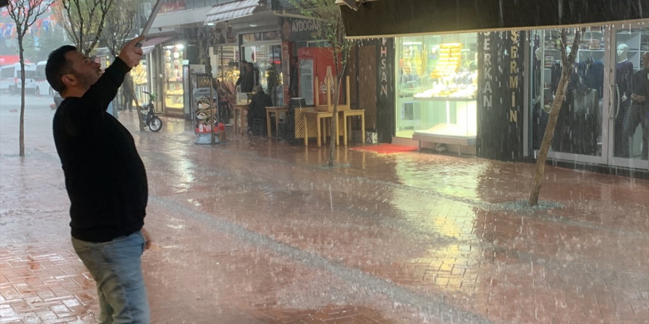 Balıkesir'de sağanak ve dolu su baskınlarına neden oldu