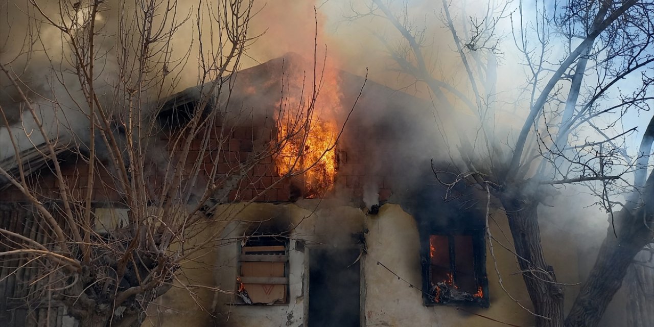 Ankara'da evdeki yangında dumandan etkilenen 3 çocuktan biri hayatını kaybetti