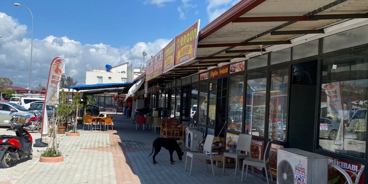 Hatay Samandağ'da depremlerden sonra açılan çarşıda 39 esnaf hizmet veriyor