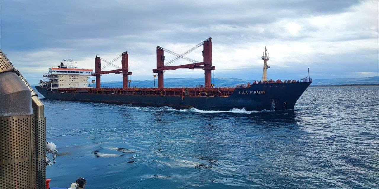 Çanakkale Boğazı'nda makine arızası yapan gemi kurtarıldı