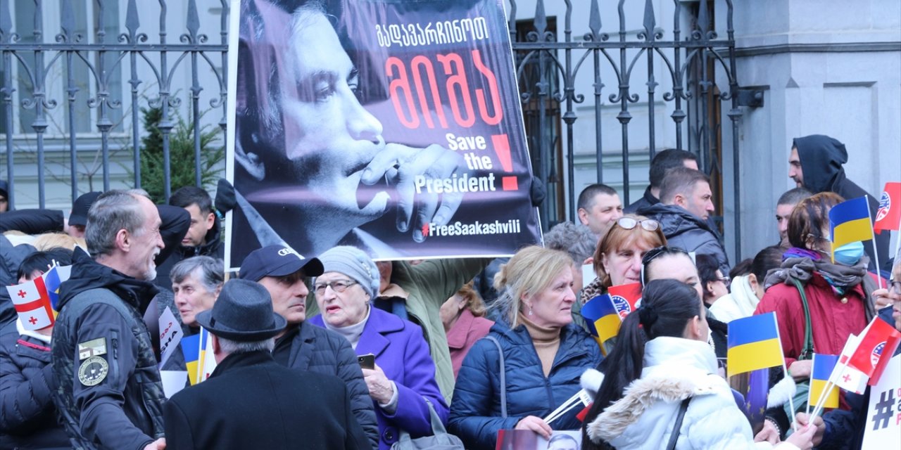 Gürcistan'da tutuklu eski Cumhurbaşkanı Saakaşvili'ye destek gösterisi