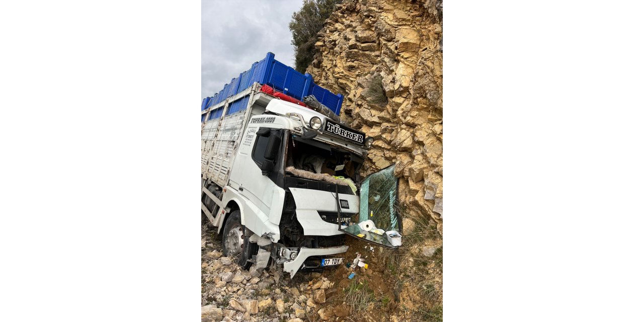 Isparta'da otomobil ile kamyonun çarpışması sonucu 3 kişi yaralandı